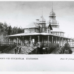 Svartvitt fotografi på Saltsjöbadens gamla stationshus med tinnar och torn.