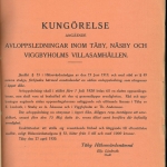 Kungörelse angående avloppsledningar inom Täby, Näsby och Viggbyholms villasamhällen. Jämlikt paragraf 53 i Hälsovårdsstadgan av den 19 juni 1919, och med stöd av paragraf 49 samma stadga, förbjudes härmed användandet av sådan avloppsledning, som utmynnar i öppet dike. Avloppsledning skall istället före 1 juli 1920 ledas till en sluten uppsamlingsbrunn, som skall vara så beskaffad att den ej genomsläpper orenligheten. Råd och upplysningar angående sådan uppsamlingsbrunns anläggande och utförande lämnas i Täby av E. Lindroth, i Näsby av A Åkesson och i Viggbyholm av Th Andersson. Där avloppsledning nu utmynnar i öppet dike, ålägges respektive tomtägare att omedlebart, senast före den 15 maj detta år, rensa diket samt borföra där befintlig orenlighet. Uraktlåtenhet att ställ sig ovanstående förbud och åläggande till efterrättelse medför, enligt Hälsovårdsstadgans paragraf 52, böter från 5 till och med 1000 kronor. Täby den 27 april 1920. Undertecknat Täby Hälsovårdsnämnd, Elis Lindroth, ordförande.