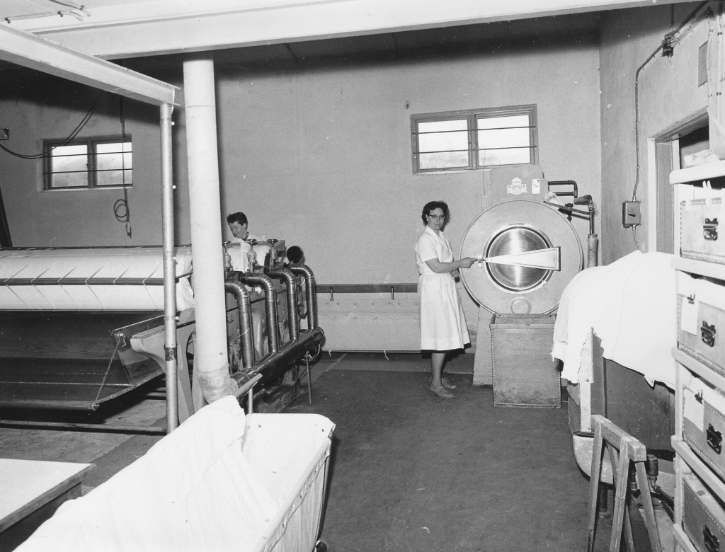 Svartvitt fotografi, två kvinnor arbetar i tvätteriet.