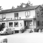 En svartvit bild av ett hus