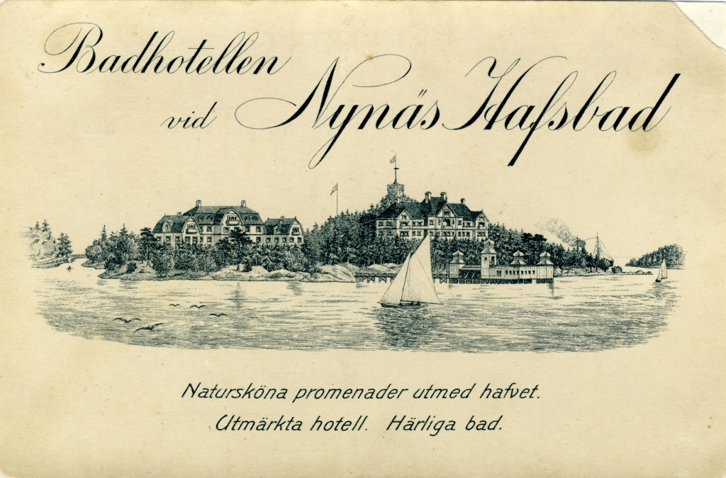Vykortet har en tecknad bild som visar två hotellbyggnader och badhuset på vattnet. En segelbåt passerar i förgrunden och röken från en ångbåt skymtar bakom holmarna.