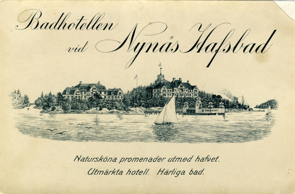 Vykortet har en tecknad bild som visar två hotellbyggnader och badhuset på vattnet. En segelbåt passerar i förgrunden och röken från en ångbåt skymtar bakom holmarna.