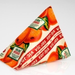 En färgbild av ett pyramidformat juicepaket prytt av apelsiner och texten vic-jos.