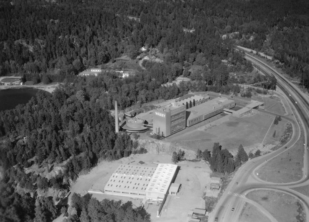 En fabriksanläggning omgiven av skog.