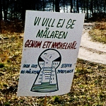 Skylt med texten: Vi vill ej se Mälaren genom ett nyckelhål. Inga hus vid Mälaren. Stoppa Byggplanen. Skyltens har en teckning av ett nyckelhål, igenom vilket vattnet skymtar mellan två höghus.