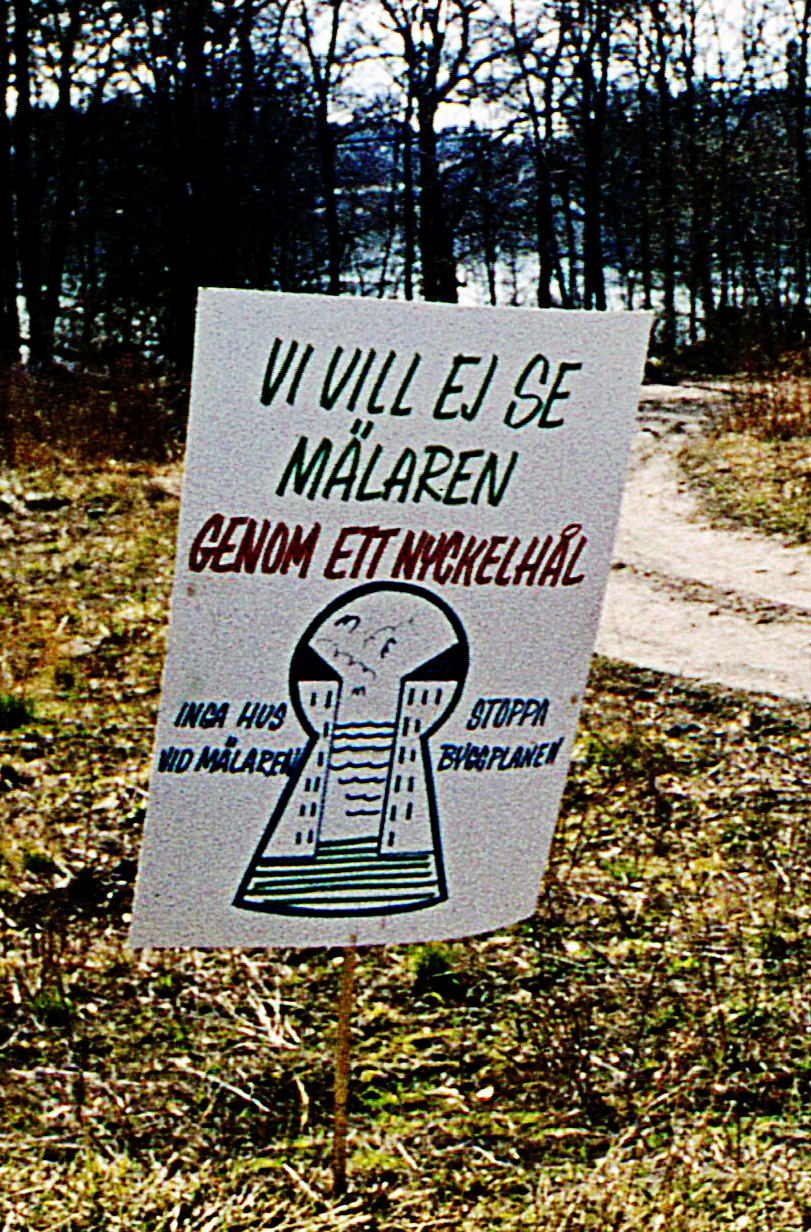 Skylt med texten: Vi vill ej se Mälaren genom ett nyckelhål. Inga hus vid Mälaren. Stoppa Byggplanen. Skyltens har en teckning av ett nyckelhål, igenom vilket vattnet skymtar mellan två höghus.