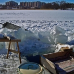 Redskap runt en vak i sjön.