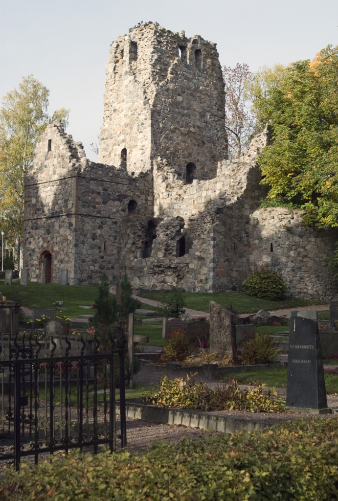 Ruin av stenkyrka.