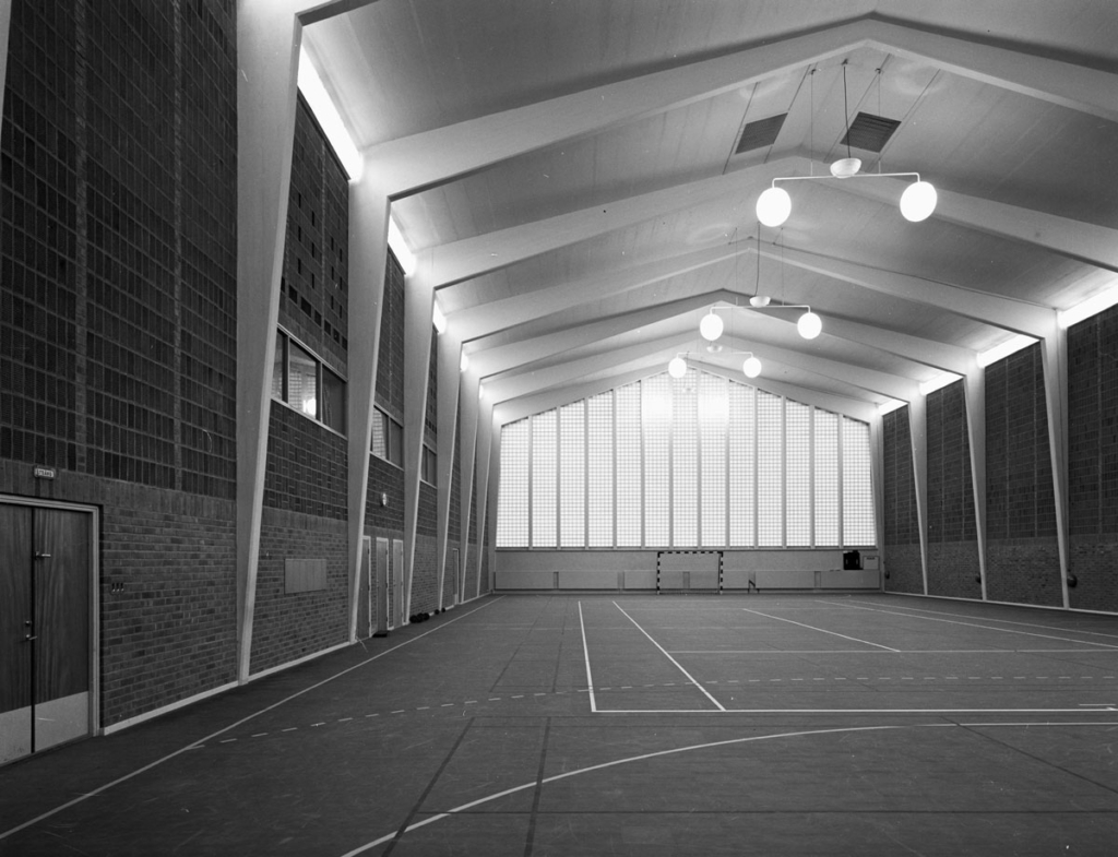 Svartvitt foto. Sporthall.