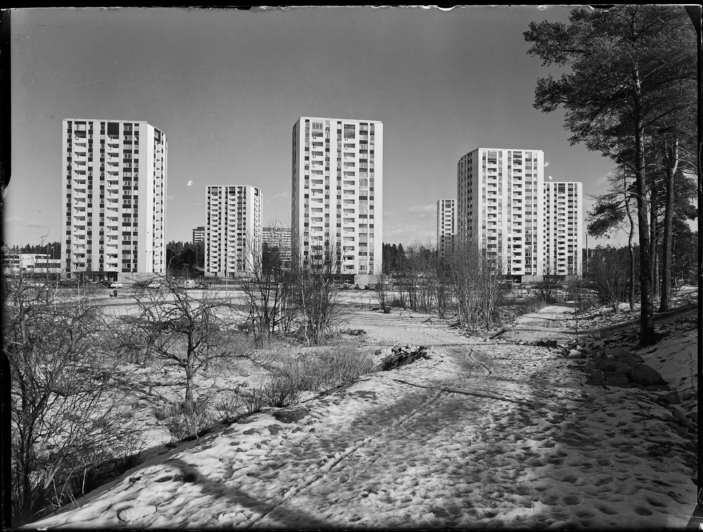 Svartvitt foto. Höghusområde.