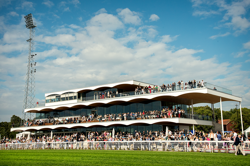 Läktare på en galoppbana sett på avstånd.