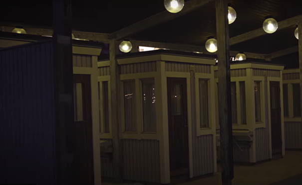 Uppsadlingsboxar på Täby galopp i mystiskt kvällsljus.