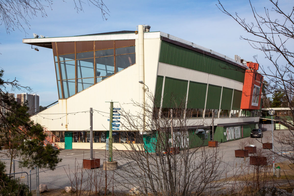 Fotografi. Kort- och baksida av läktarbyggnad.