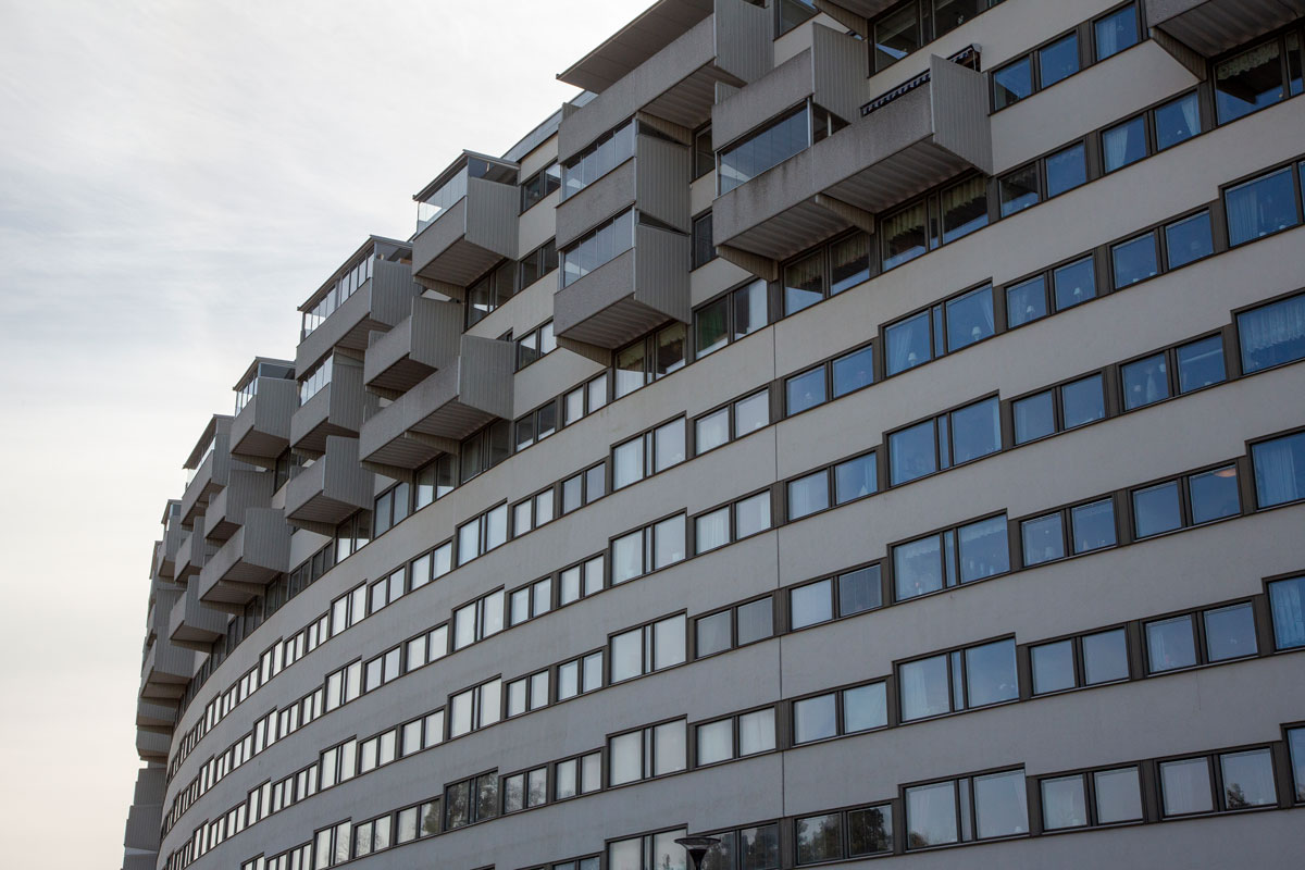 Fotografi. Lägenhetshus exteriör.