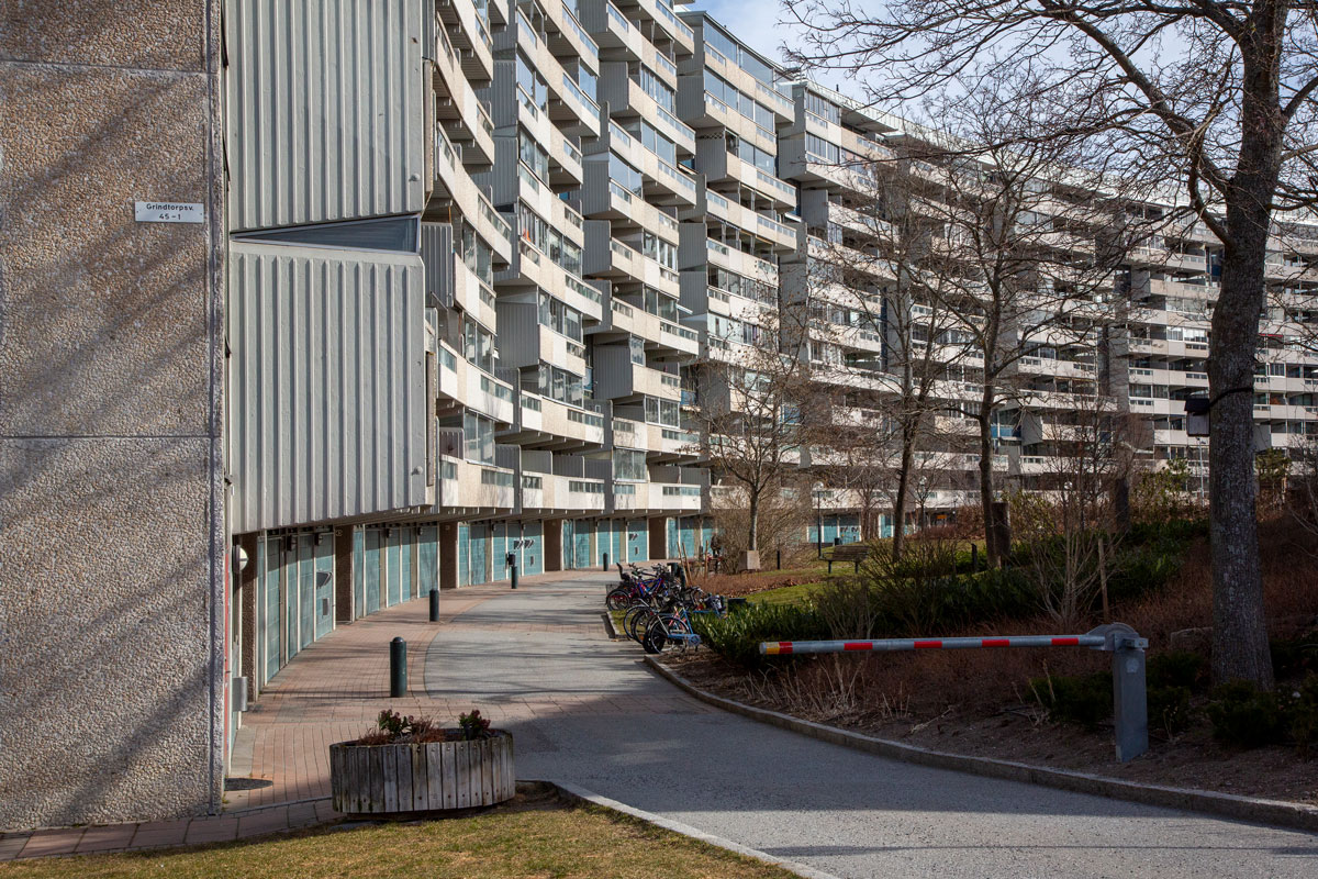 Fotografi. Svängt lägenhetshus.