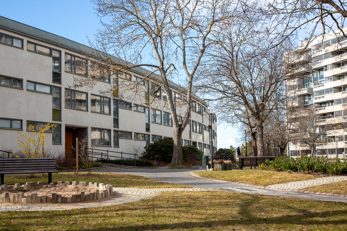 Fotografi. Lägenhetshus i svängda former.