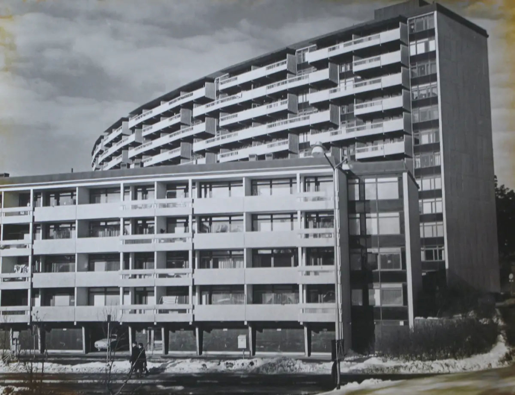 Svartvitt foto. Två bostadshus.